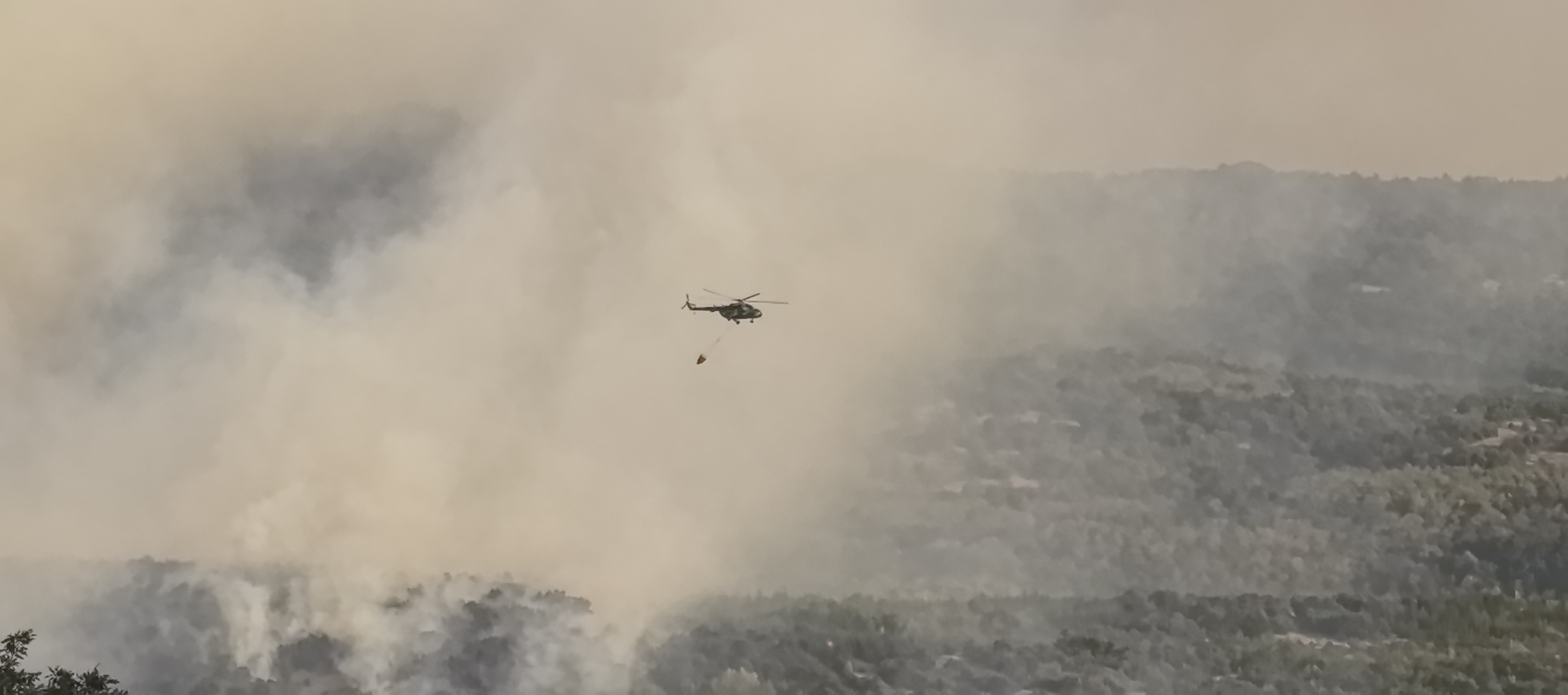 Военен вертолет участва в гасенето на пожара в Черепово - СНИМКИ-ВИДЕО