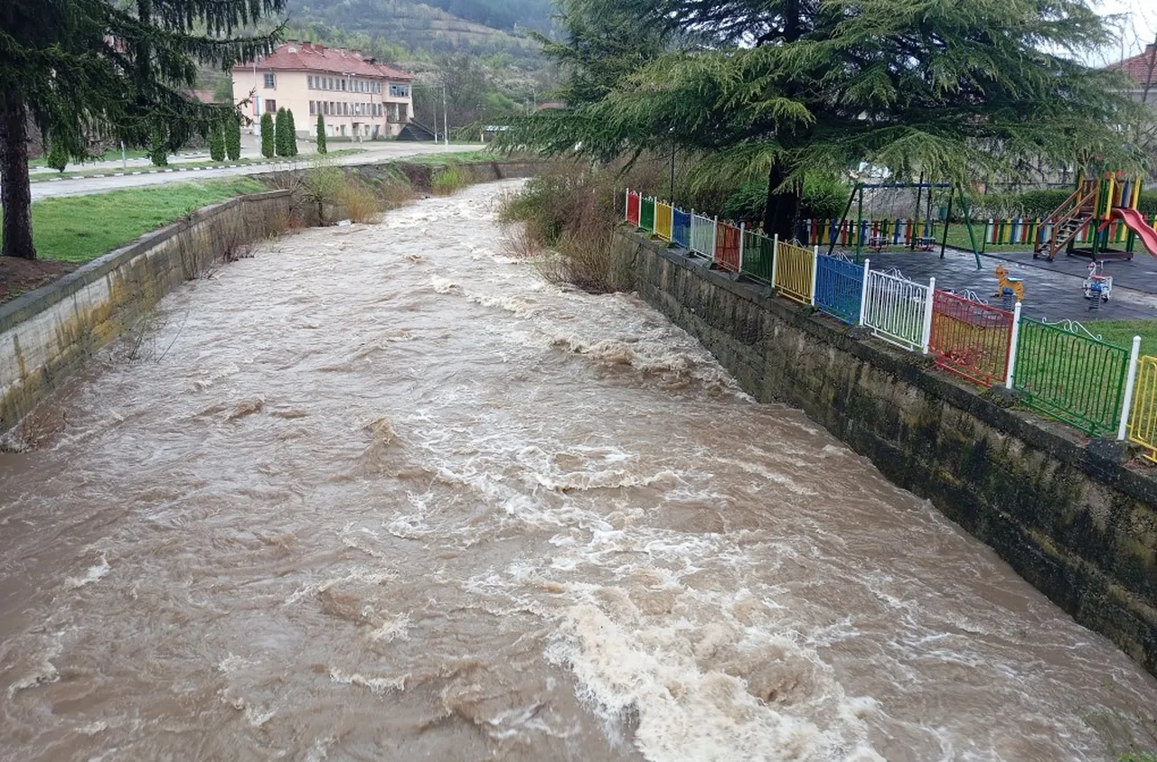 Река Огоста наводни пътя край "Попов мост" в община Георги Дамяново