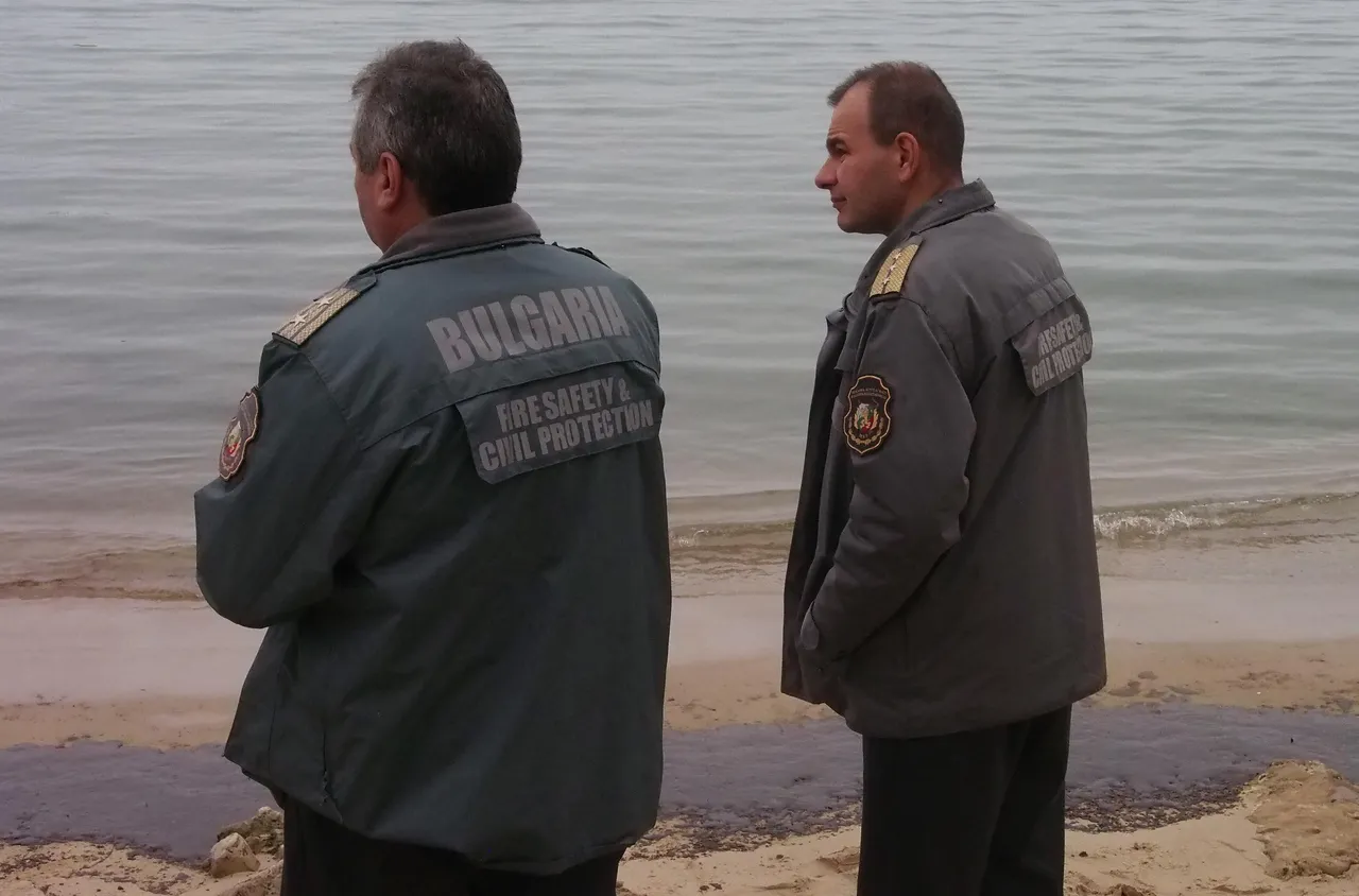 Плаж Буните – Изток почистен в първите часове след разлива на нефт