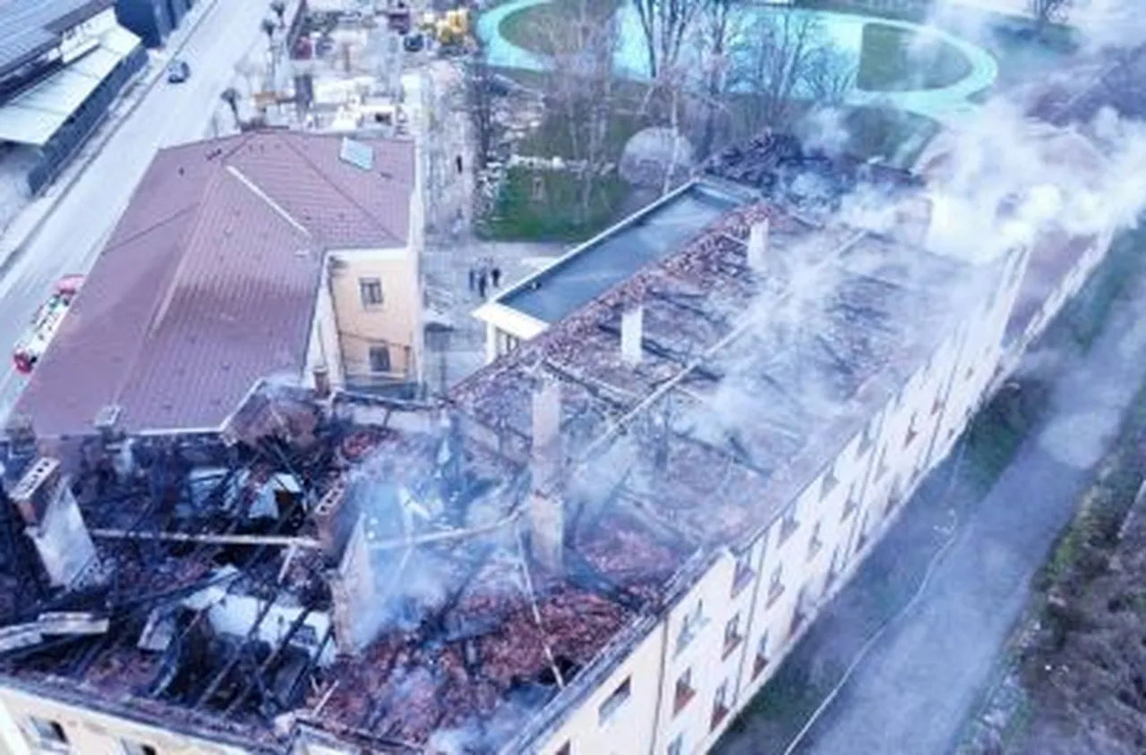 Покривът на НГПИ „Тревненска школа“ изгоря, децата са евакуирани