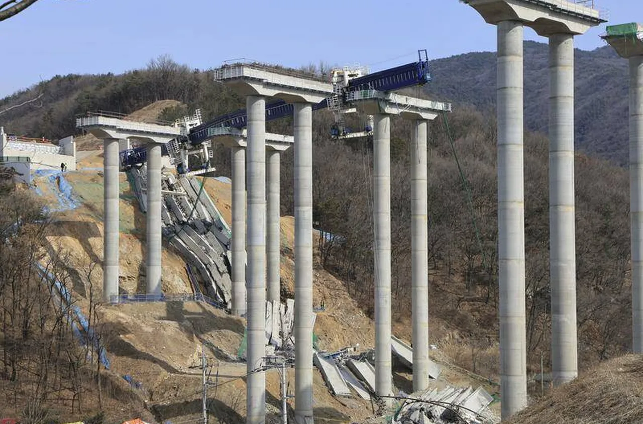 5 души са загинали при срутване на 50-метрови стоманени конструкции на мост в Южна Корея