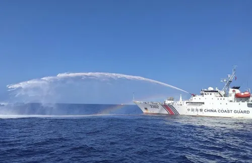  Китайската брегова охрана атакува филипински кораб с мощни водни оръдия ВИДЕО