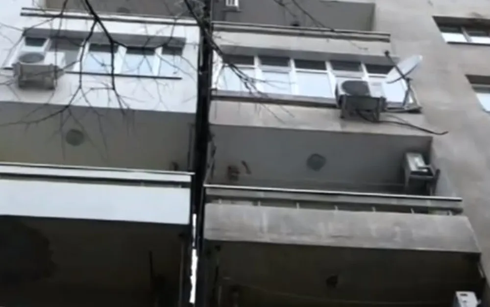 Жилищна сграда в центъра на Русе - заплаха за живота на гражданите - ВИДЕО
