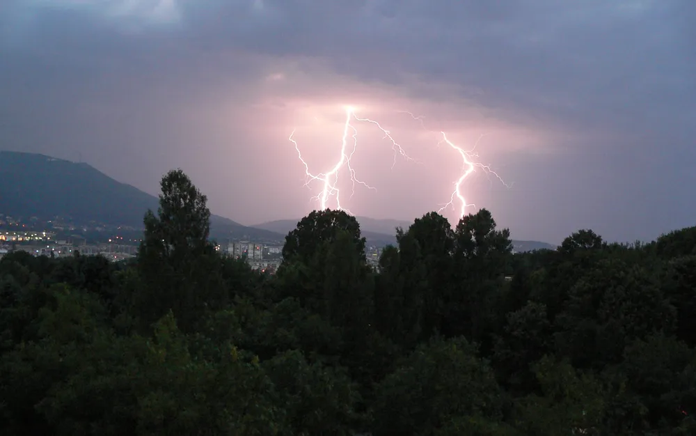 Краткотрайни валежи и гръмотевици следобед, температурите до 25 градуса