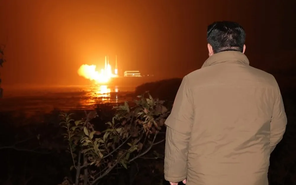 Севернокорейски шпионски сателит експлодира при полет - подробности