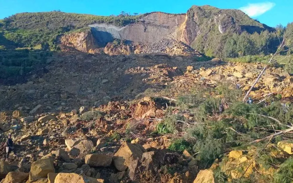 Папуа Нова Гвинея евакуира 7900 души под заплаха от свлачище - СНИМКИ