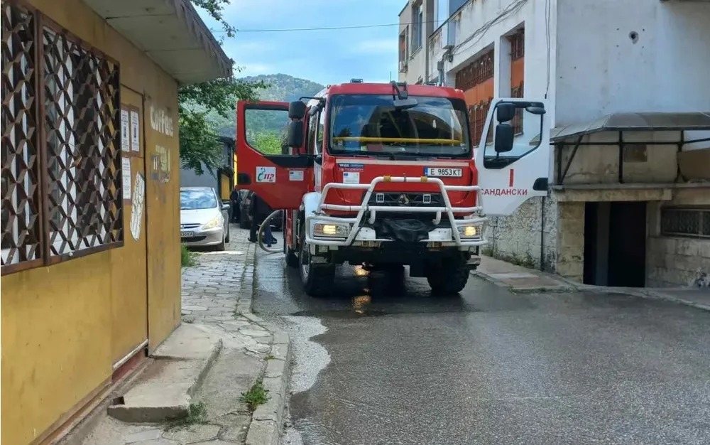 Пожар в сградата на община Кресна - СНИМКИ - ВИДЕО