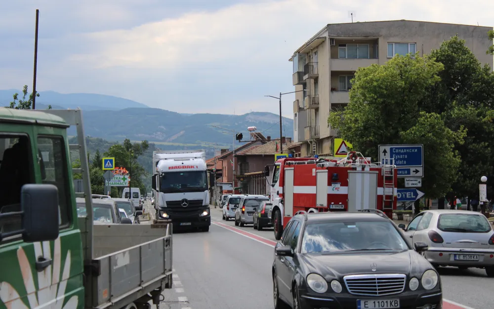 Горя общината в Кресна, двама леко пострадали, обгазени за кратко - ОБОБЩЕНИЕ - СНИМКИ - ВИДЕО