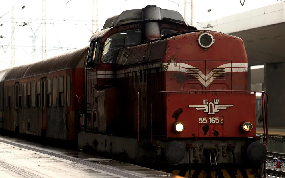 Пътнически влак и локомотив се удариха на Централна гара в София - СНИМКИ-ВИДЕО