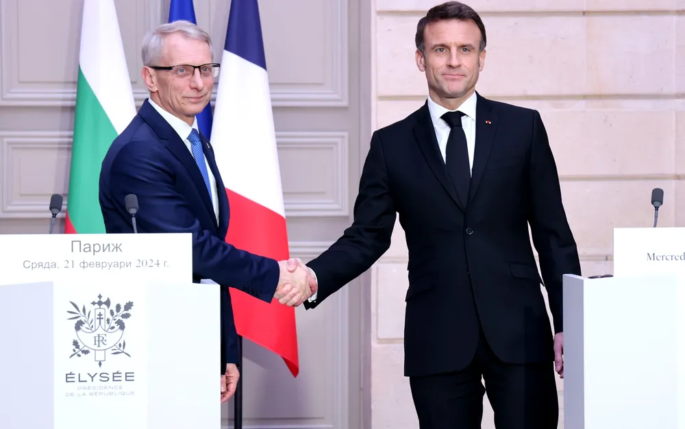 Макрон: Украйна трябва да получи разрешение да атакува руски база - СНИМКИ