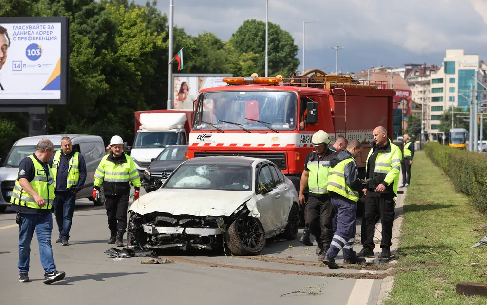 Загинал и 30 ранени в катастрофа между автомобил и автобус край Белград