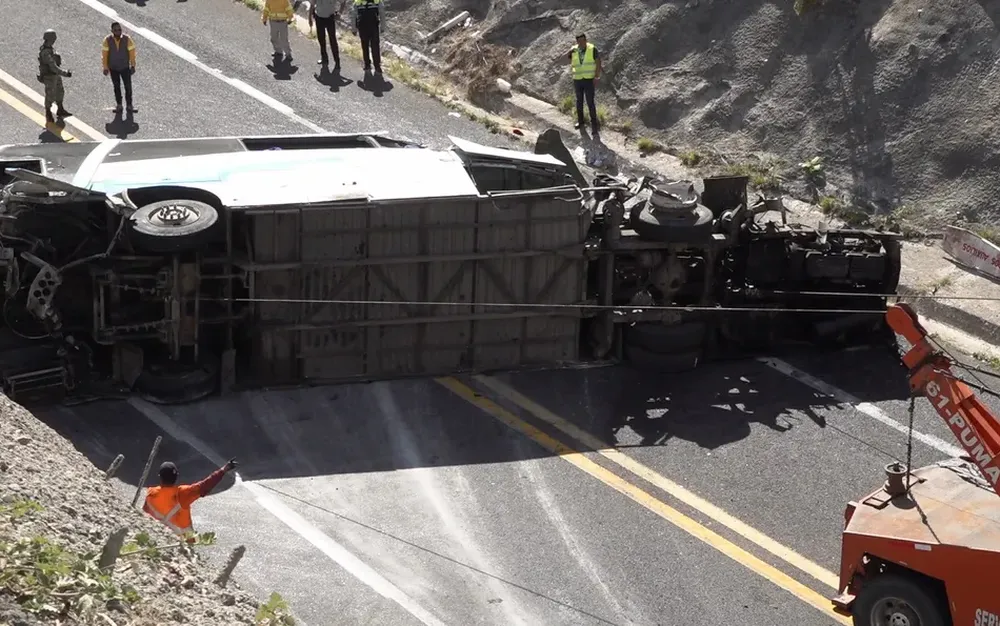 Най-малко 27 души загинаха след автобусна катастрофа в Пакистан