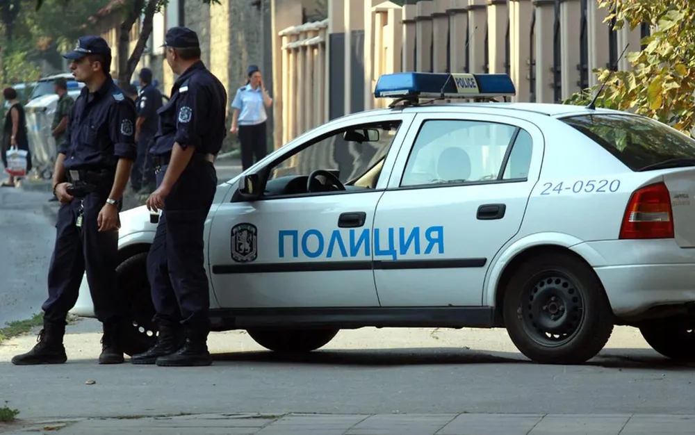 Лека кола влезе в трамвайното трасе на бул. "България" - СНИМКИ - ВИДЕО