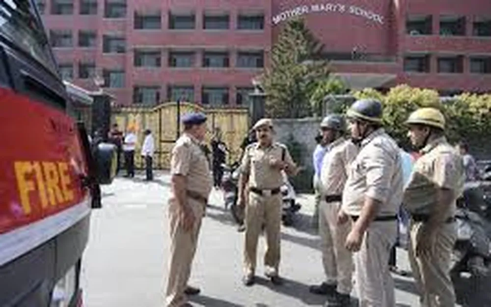 Десетки гръцки училища получиха имейли с бомбени заплахи