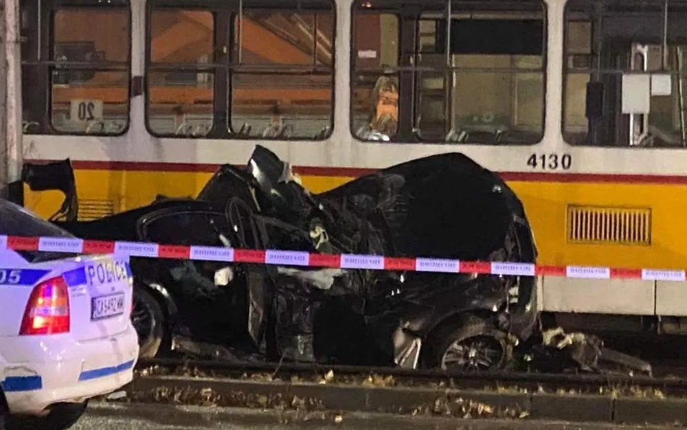 БМВ "скочи" на трамвайните релси на бул. "България" - подробности - СНИМКИ - ВИДЕО