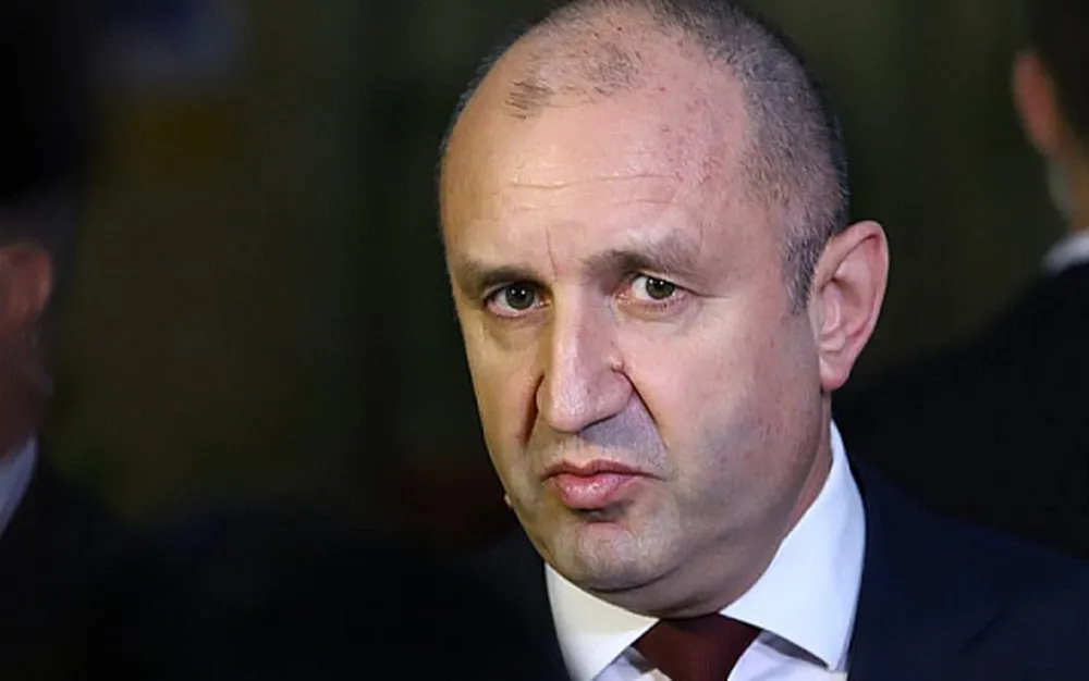 Радев е домакин на традиционния абитуриентски бал от инициативата „Подкрепи една мечта“