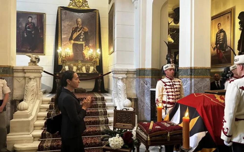 Тленните останки на цар Фердинанд вече са положени в криптата на двореца „Врана“ - СНИМКИ