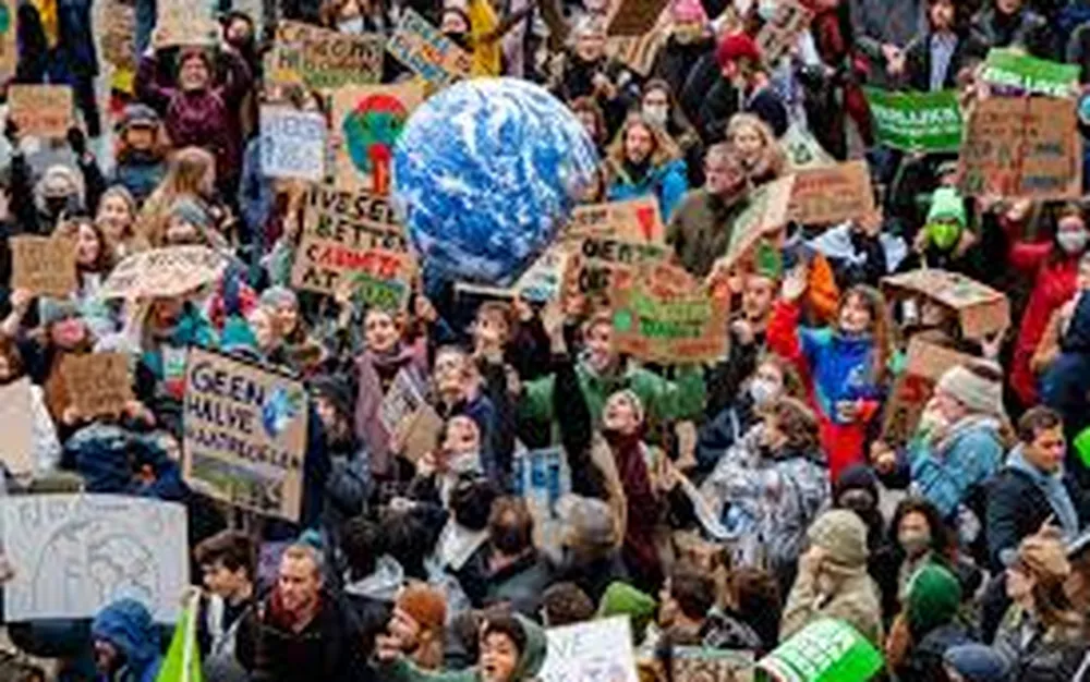 Активисти за климата маршируват в бизнес района на Амстердам