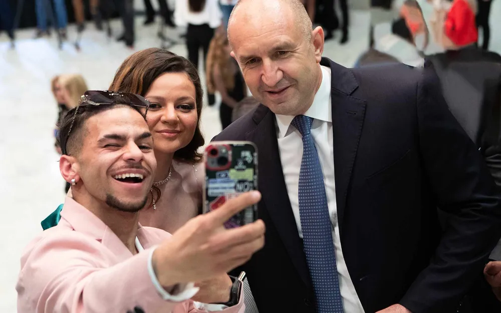 Радев: Децата са наша обща отговорност за бъдещето, затова всички възрастни им дължим свят на мир