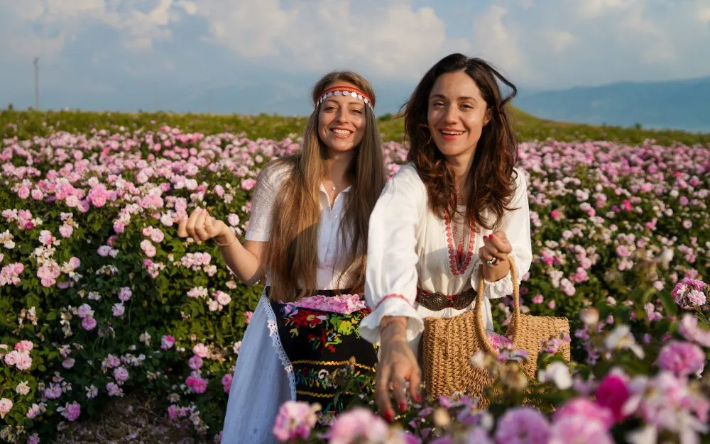 Най-голямото карнавално шествие в Долината на розите - СНИМКИ - ВИДЕО