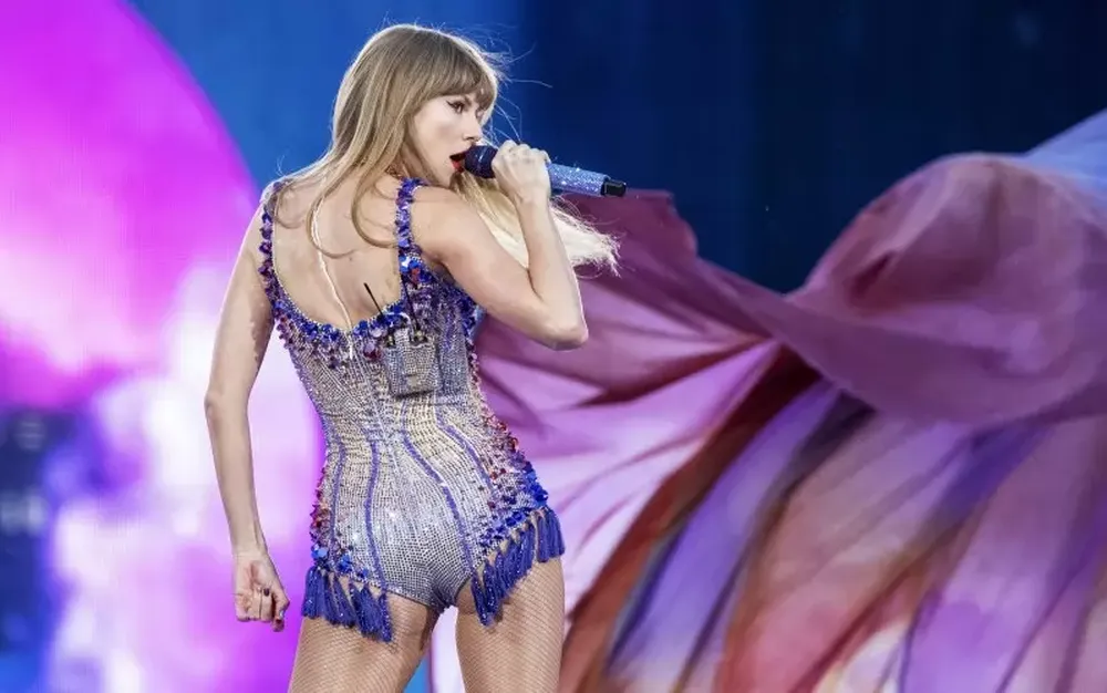 Тейлър Суифт получи "странен спазъм" по време на концерт в Единбург