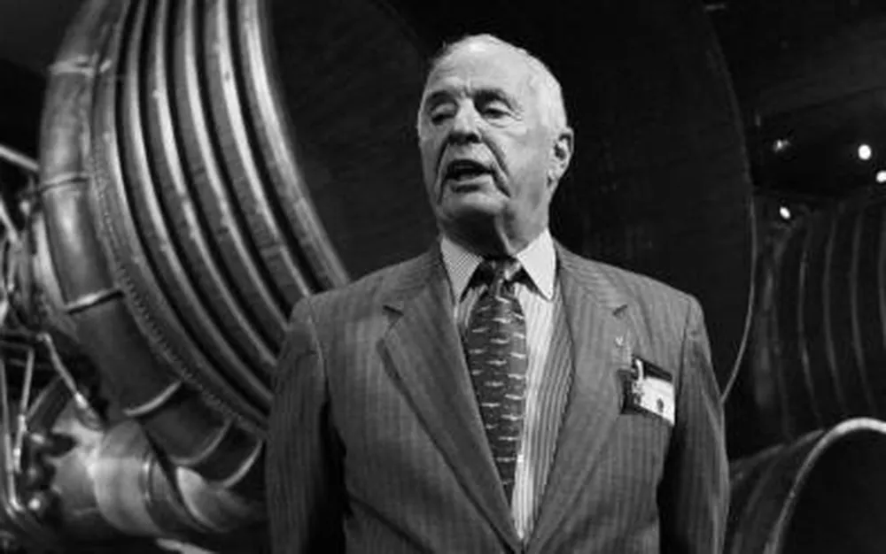 Първият човек, обиколил Луната, загина в авиокатастрофа