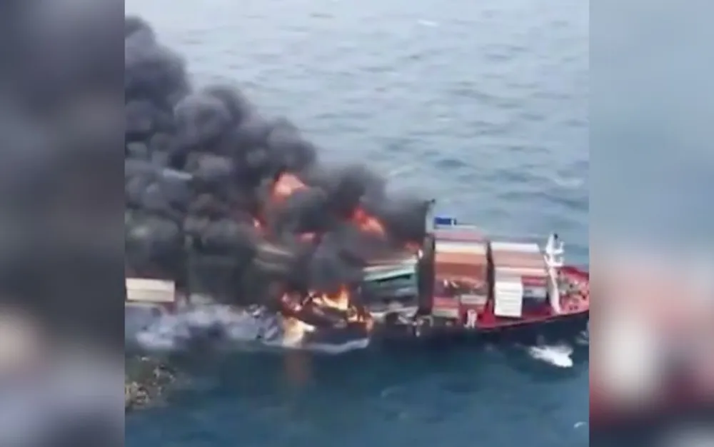 Ракета удари товарен кораб край Йемен