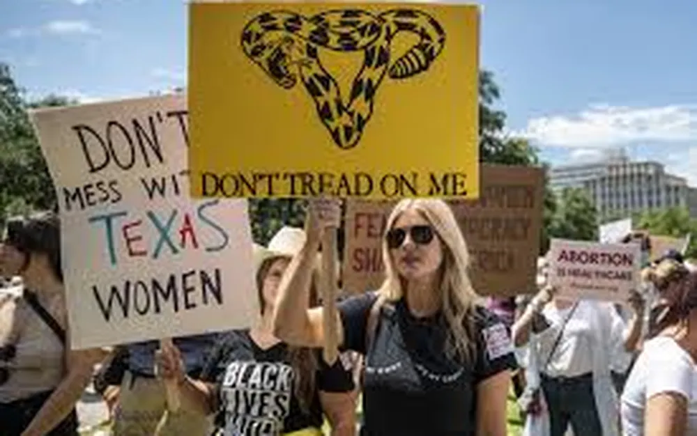 Градове в Тексас се опитват да затворят пътищата за търсещите аборт