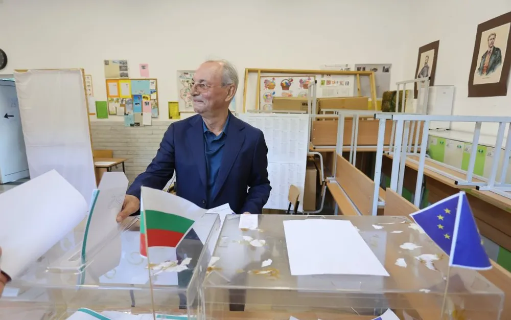 Доган гласува с настроение и на хартия - СНИМКИ - ВИДЕО