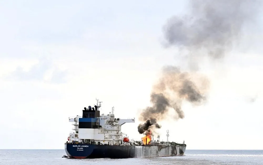 Два кораба се запалиха край Йемен след нападение на хутите