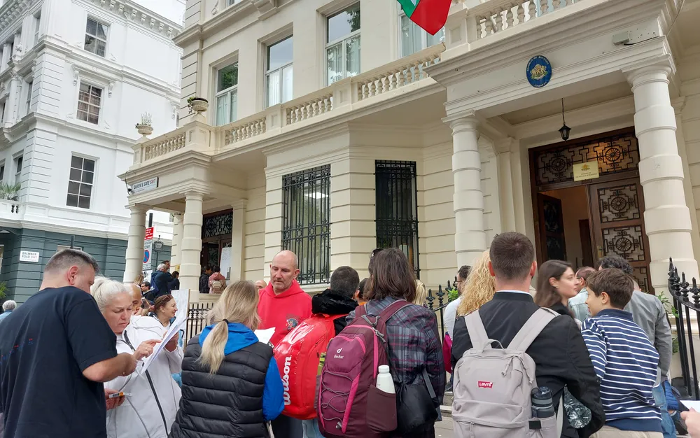 Опашки за гласуване пред посолството ни в Лондон - СНИМКИ