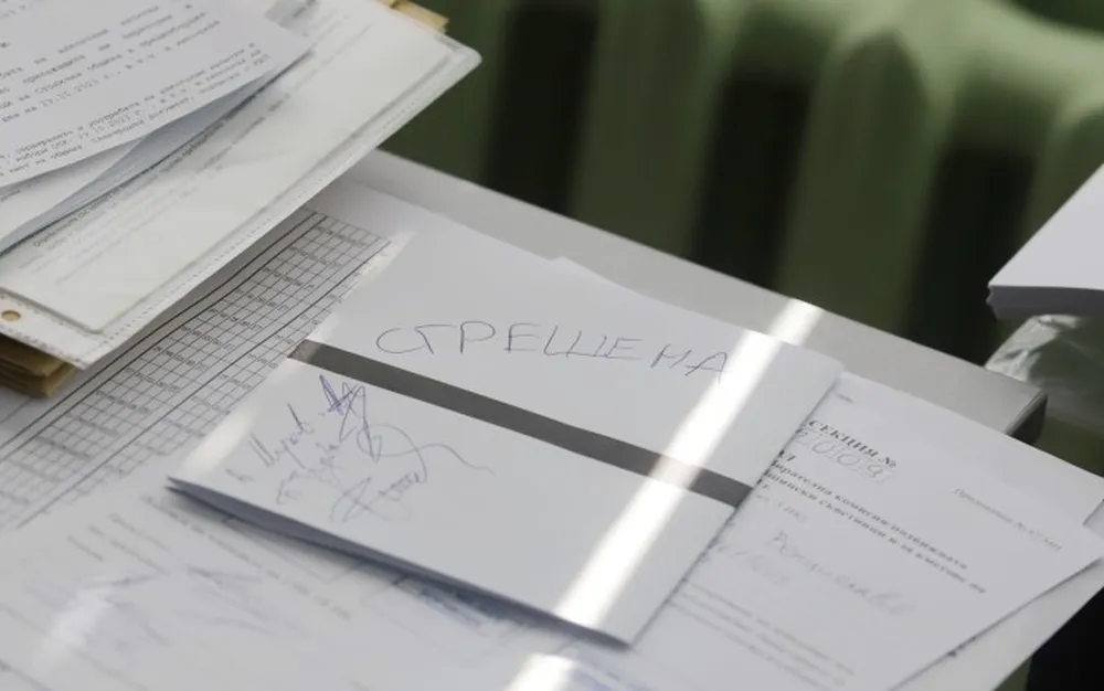 Грешки бавят обработването на протоколите от изборите - СНИМКИ - ВИДЕО
