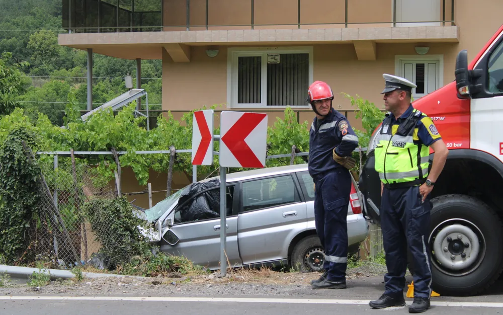 Лек автомобил влезе в двор на къща на пътя Разлог-Симитли, водачът му е загинал - подробности - СНИМКИ - ВИДЕО