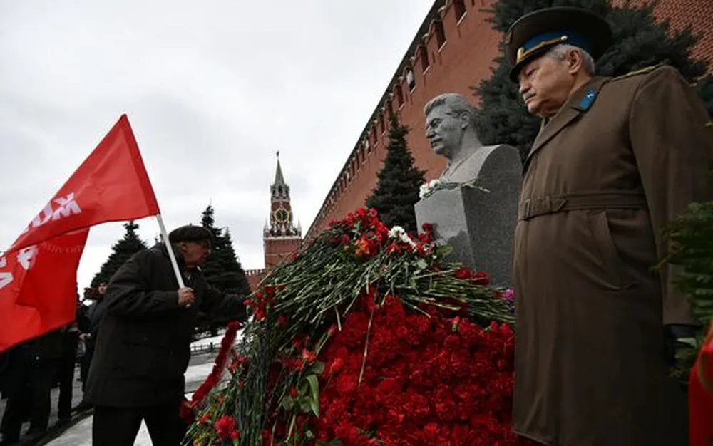 Вулин положи венец на признателност на гроба на Сталин
