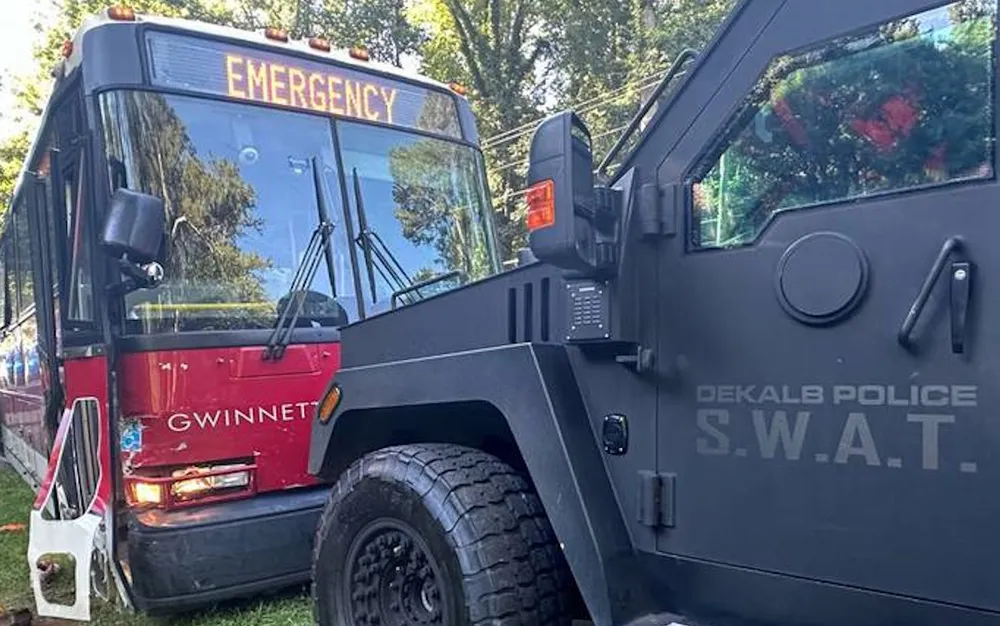 Човек загина при гонка между похитен автобус и полицията в Атланта