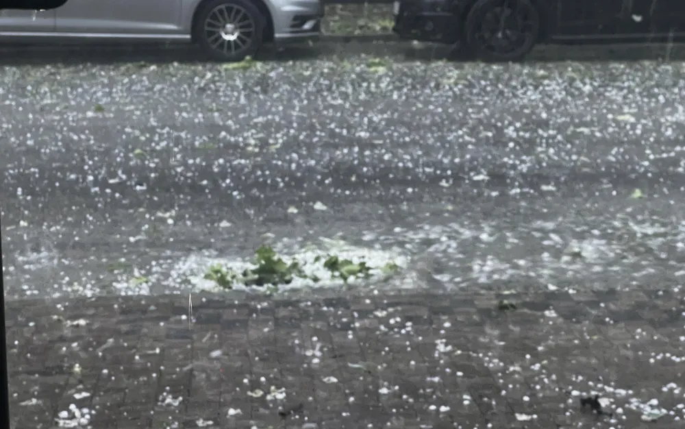 Велико Търново се съвзема от мощната буря, отнесла покрив на училище - СНИМКИ - ВИДЕО