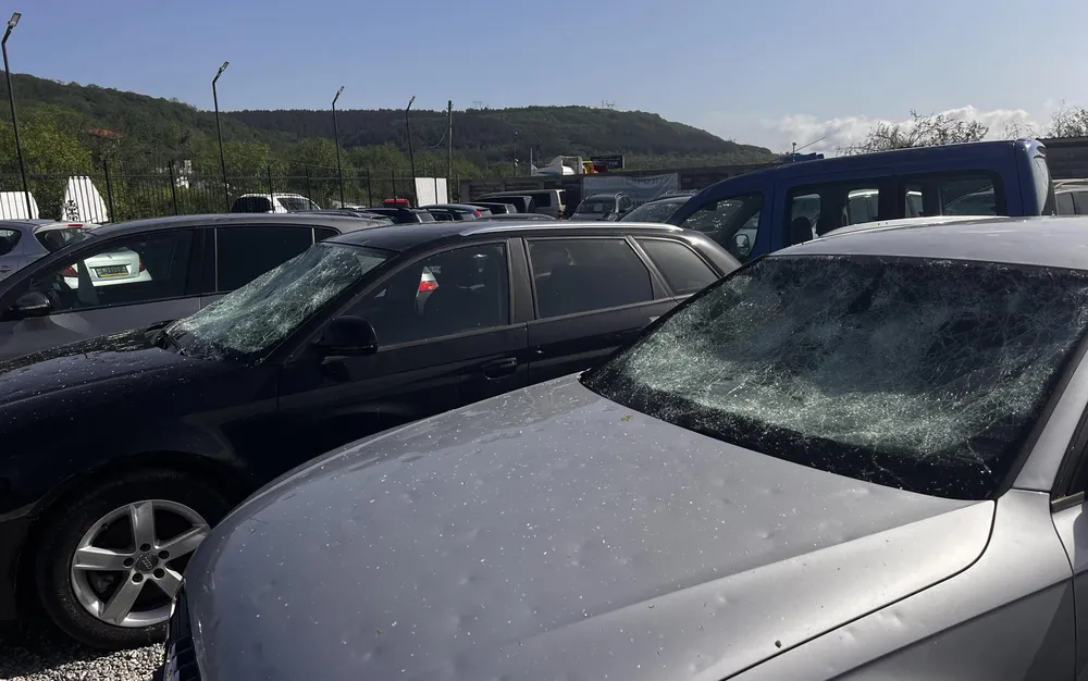 Градушката надупчи стотици автомобили в Шереметя - подробности - СНИМКИ - ВИДЕО