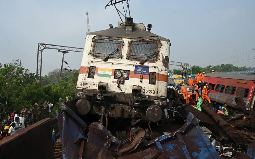 Сблъсък на пътнически и товарен влак в Индия - подробности
