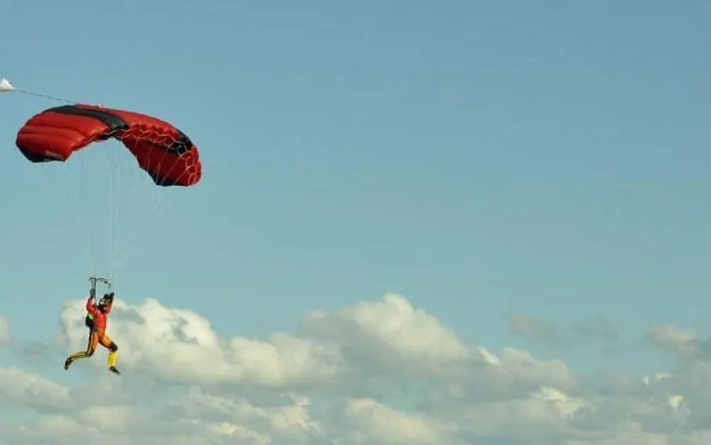 Транспортираха по въздух германец, пострадал тежко при скок с парашут