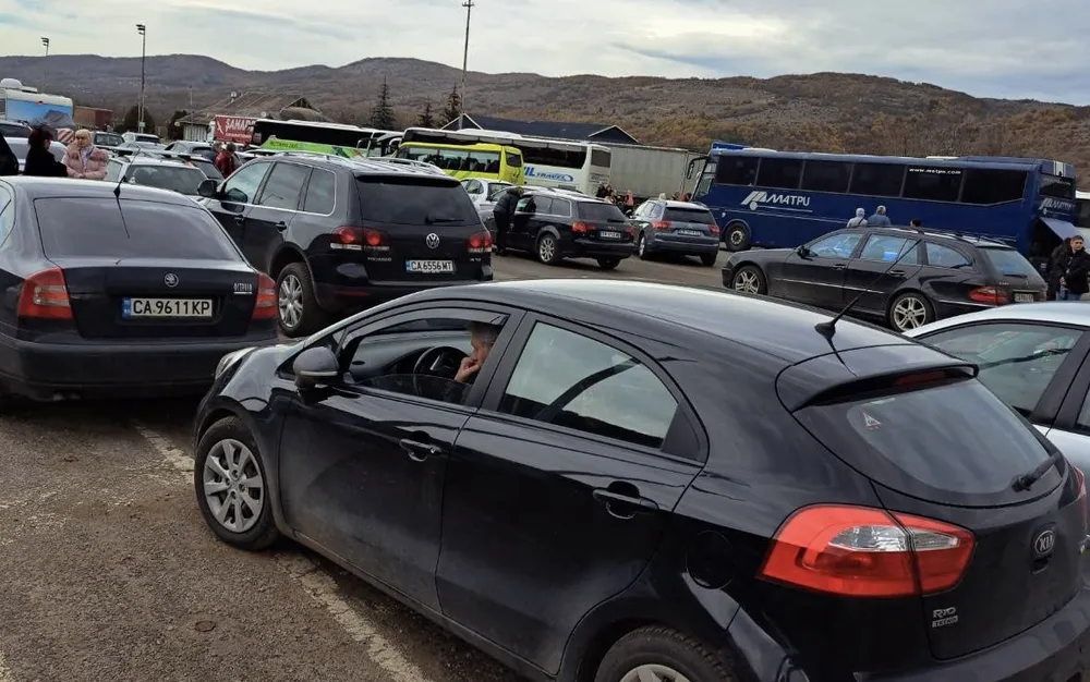 Интензивен трафик на изходите към Румъния, "Калотина" е в ремонт