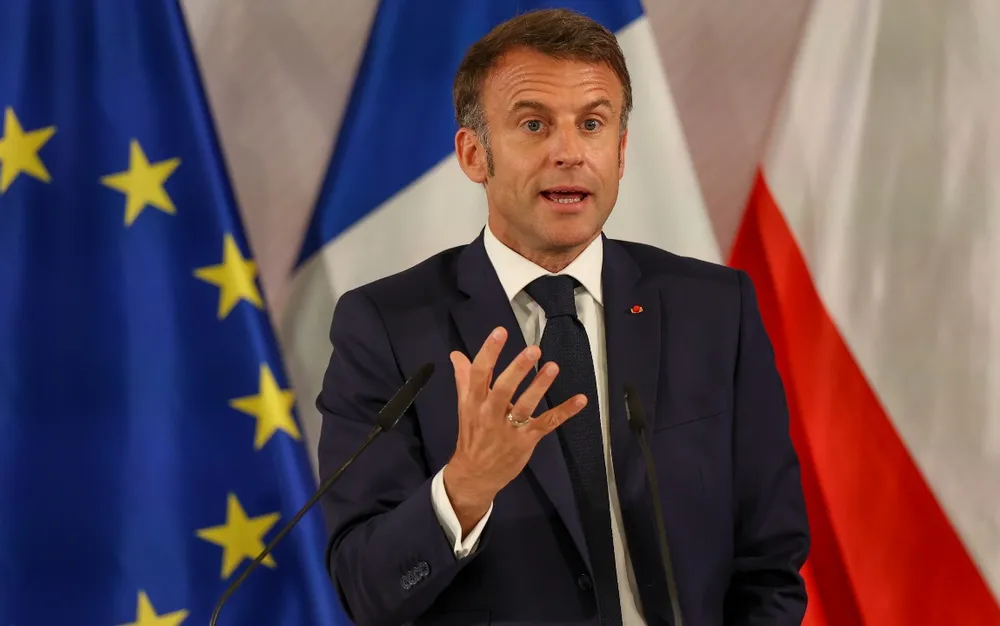 Макрон разкритикуван заради предупреждението за гражданска война във Франция