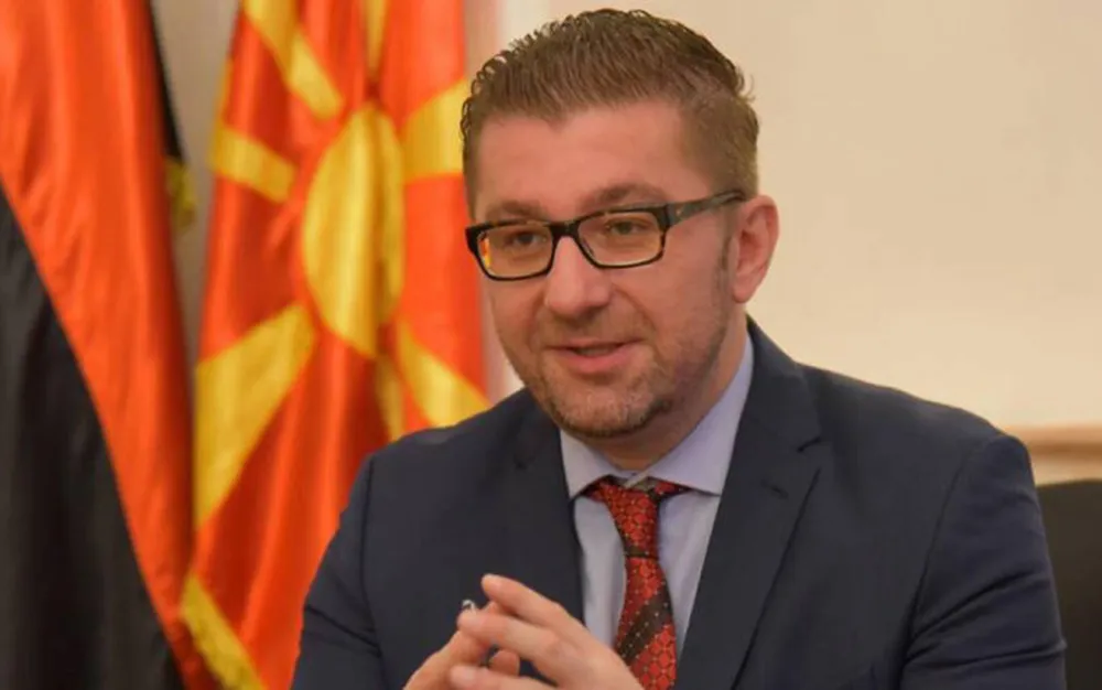 Мицкоски ходи пеш до парламента от дома си за 450 000 евро с часовници за 52 000 - СНИМКИ