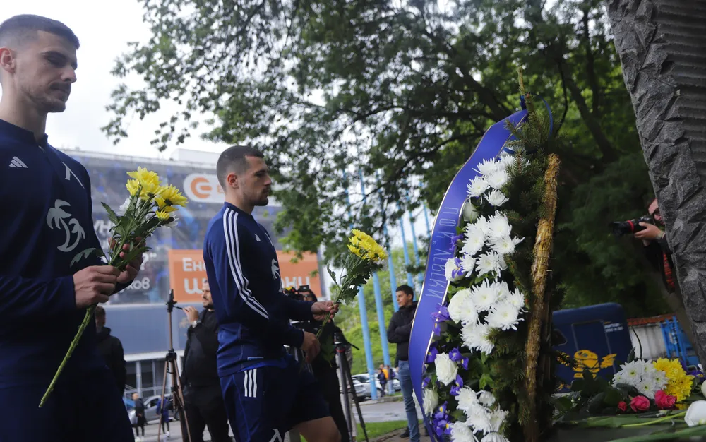 Треньори, ветерани и фенове поднасят венци и цветя по повод 53 години от гибелта на Гунди и Котков в неделя