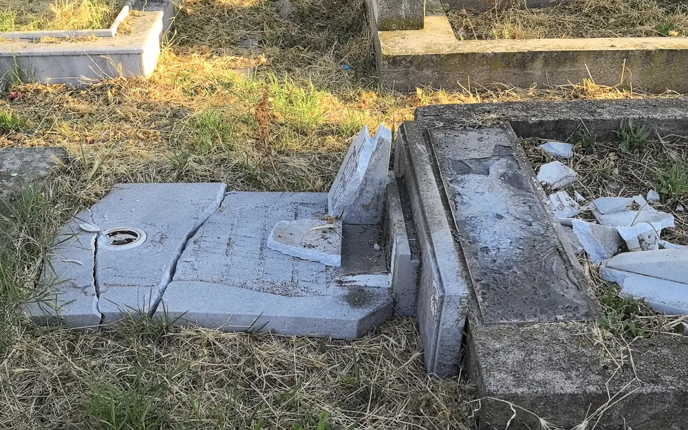 Малолетни вандали поругаха гробището на Нова Загора - СНИМКИ-ВИДЕО