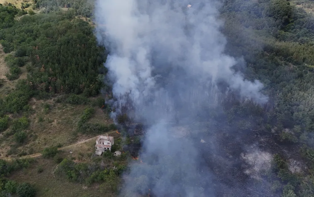Пожар до жп линия спря влаковете между Стара Загора и Казанлък - СНИМКИ - ВИДЕО