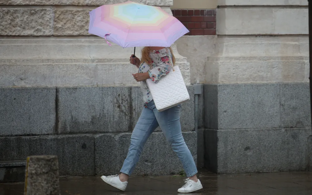 Оранжев и жълт код за валежи, температурите до 28 градуса в сряда, 3 юли