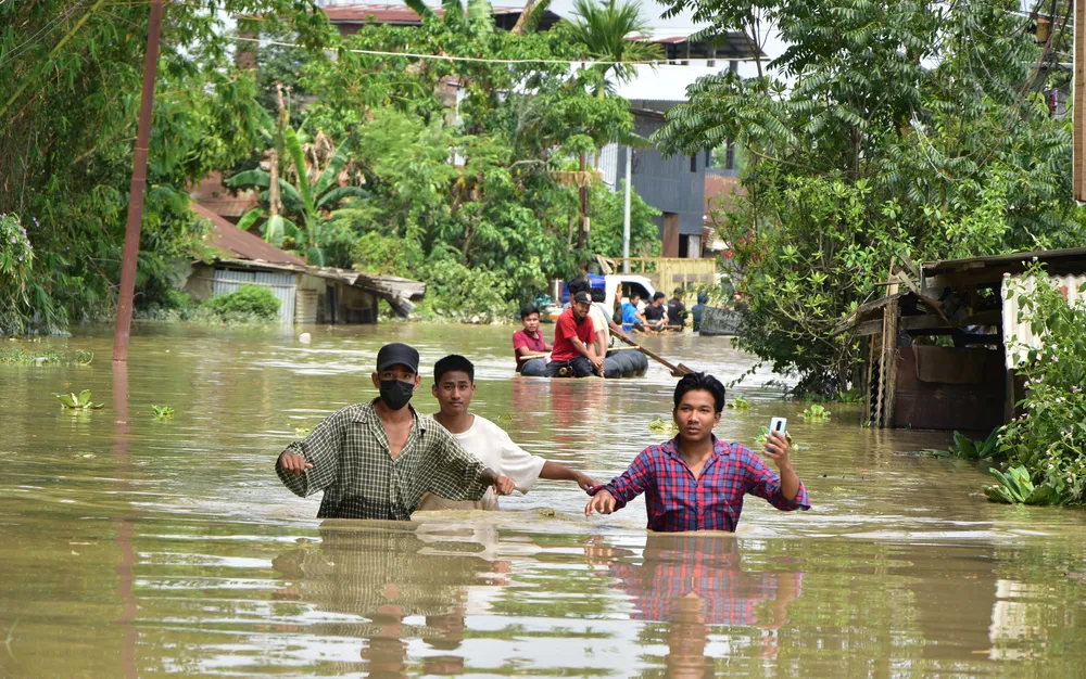 Най-малко 4 загинали при тежки наводнения в Индия - СНИМКИ