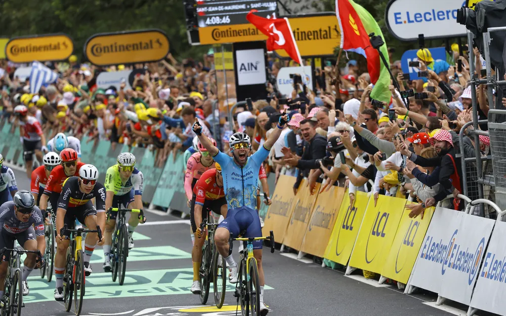 Марк Кавендиш счупи рекорда на Еди Меркс с 35-а етапна победа в Тур дьо Франс - СНИМКИ