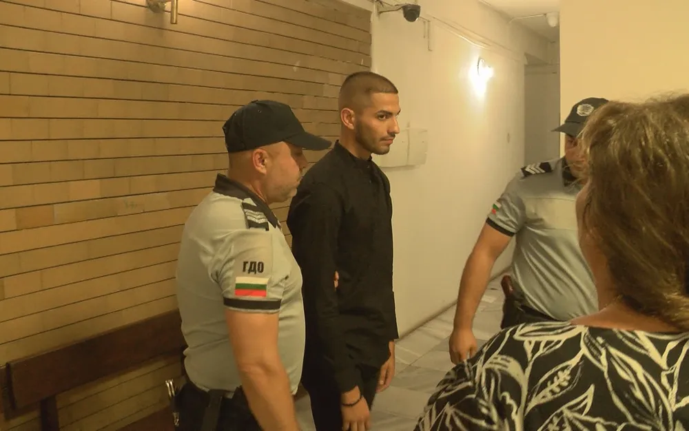 Постоянен арест за двамата мъже, нападнали шофьор на автобус край Карлуково - СНИМКИ - ВИДЕО