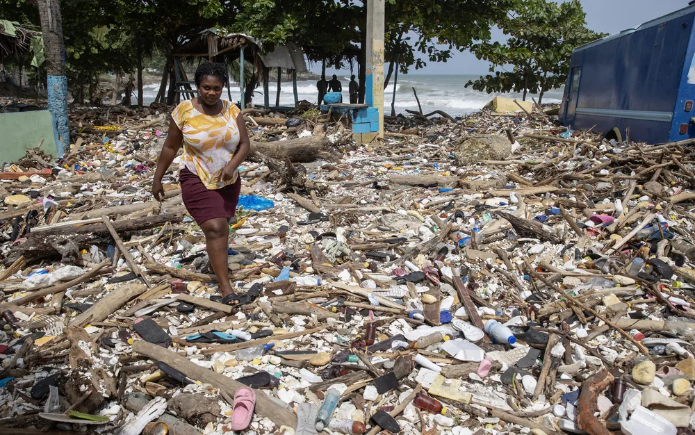 Ураганът "Берил" връхлита Ямайка по пътя към Кайманите и Мексико